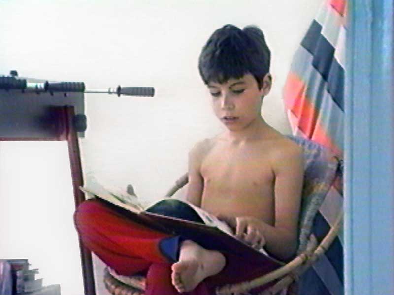 Mathieu lit une bande dessinée en
                          attendant le départ
