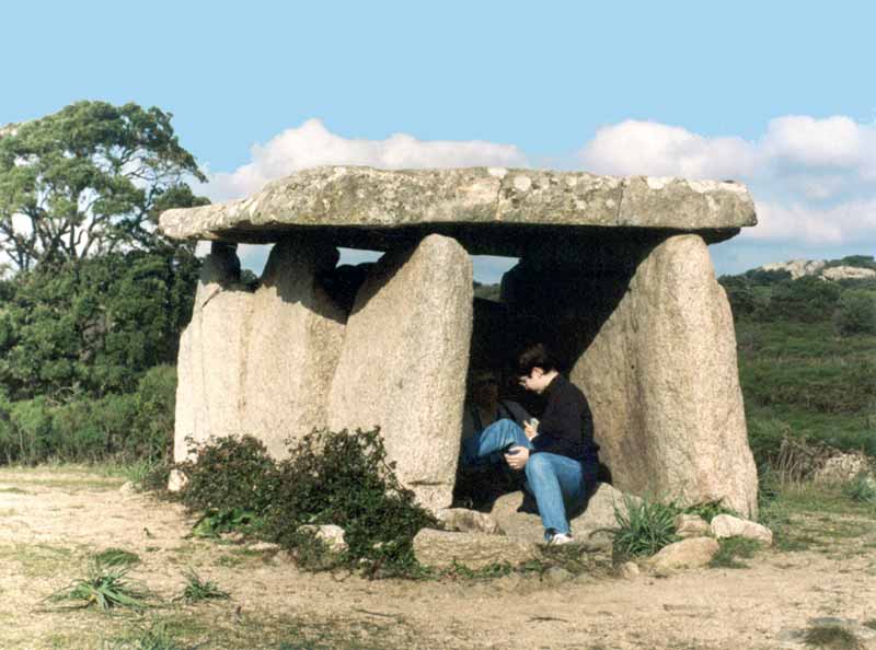 Sartene-Juliette-&-Monique-sous-le-dolmen-de-Portaccia