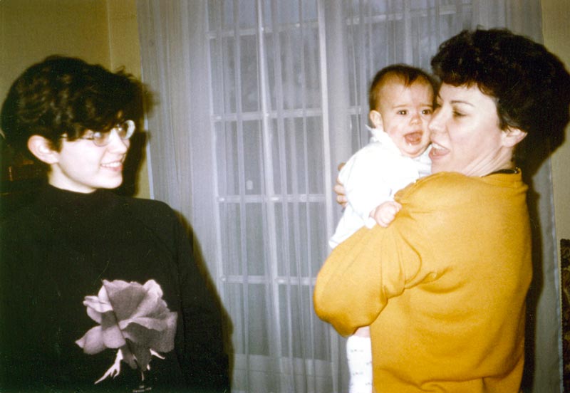 Monique et Juliette
                    cajolent...