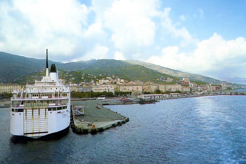 BASTIA : notre
                    ferry devant l'entrée du Vieux Port