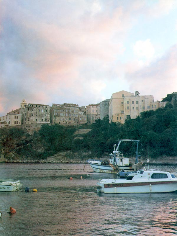 Au pied des
                      remparts
