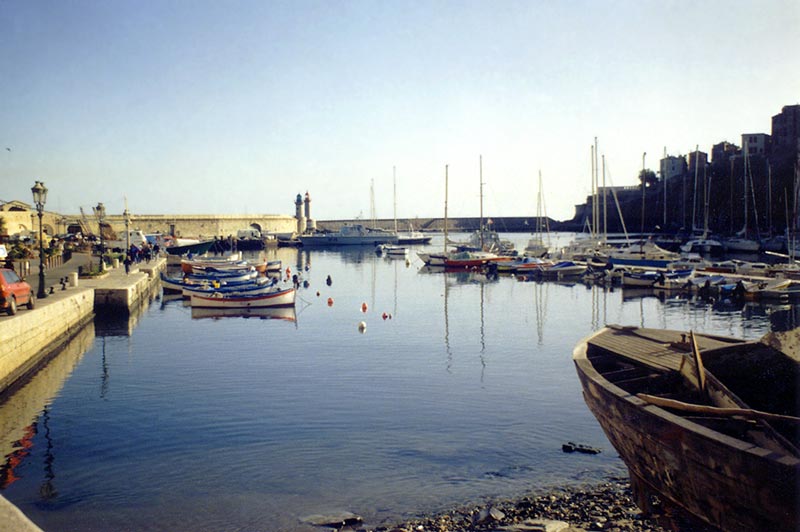 BASTIA : le bassin
                    du Vieux Port et ses barques de pêche