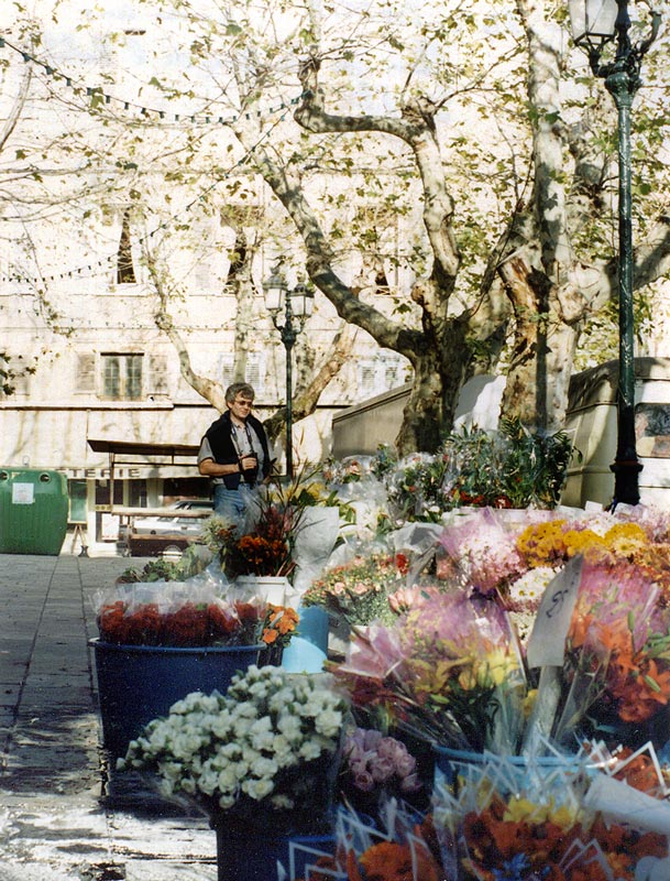 BASTIA : Jean-Paul devant le Marché aux fleurs