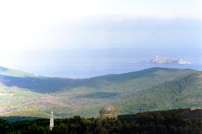 ERSA : vue sur la
                    vallée de Barcaggio et l'îlot de la Giraglia