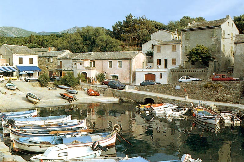 CENTURI : le petit
            port de pêche et ses barques