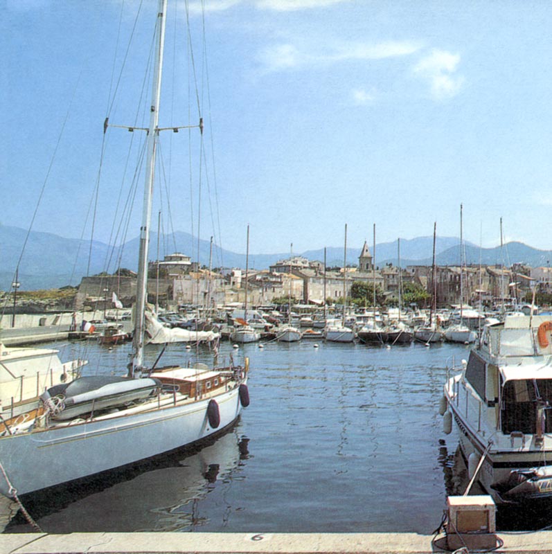 Le port de
                      yatchs de Saint-Florent