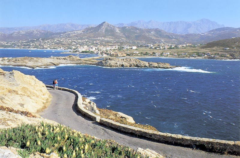 L'ILE-ROUSSE : vue
                  générale depuis l'île de la Pietra