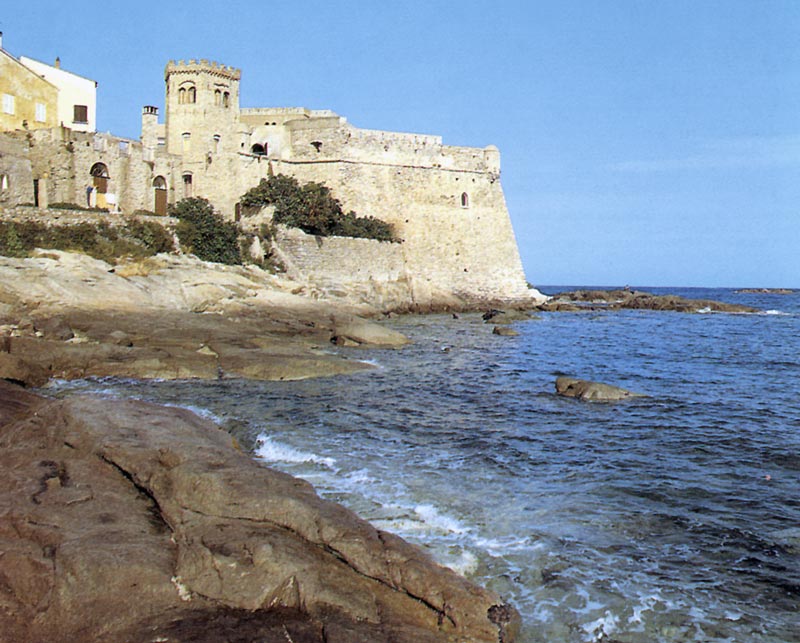 ALGAJOLA : le fort génois au
            dessus de la marine