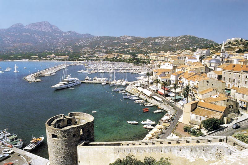 CALVI : depuis
                    la citadelle, vue sur le port et la ville; à gauche,
                    la Tour du Sel