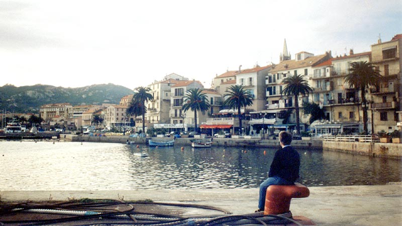 CALVI :
                    Jean-Paul devant le port de pêche