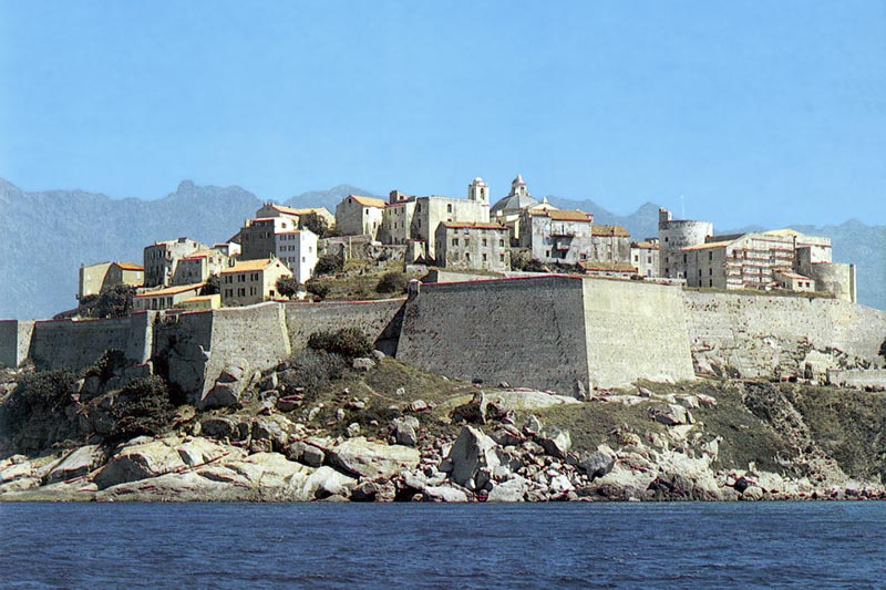 CALVI : la forteresse sur
            son promontoire