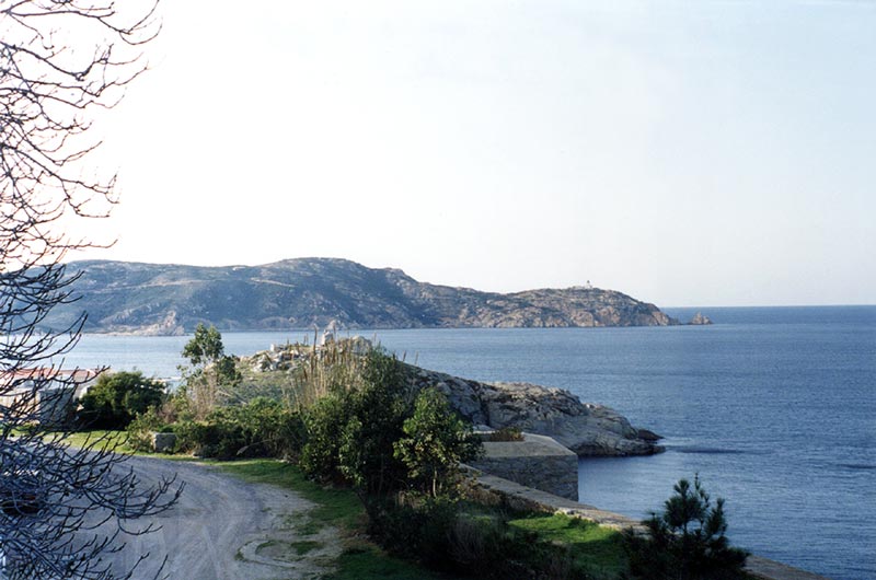 CALVI : depuis la
                    citadelle, vue sur l'Anse de Fontanaccia et la
                    pointe de la Revellata