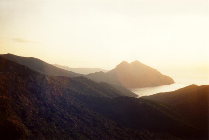 Col de
                  PALMARELLA : au crépuscule, vue en direction du col de
                  la Croix