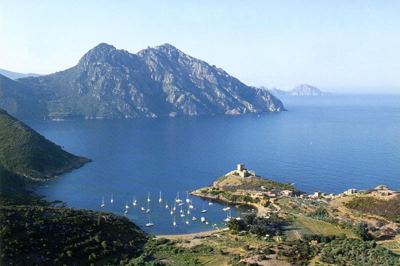 GIROLATA : le golfe et le
          vieux fort gênois