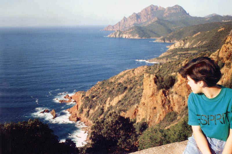 route d'OSANI à PORTO :
                    Juliette regarde la côte vers Girolata et Scandola