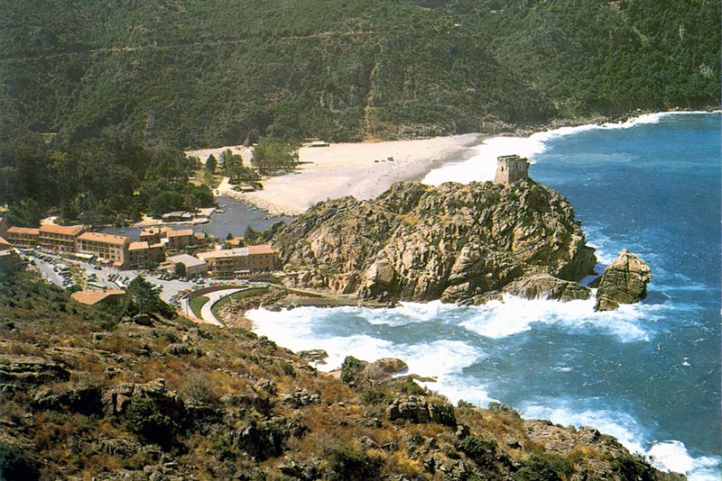 PORTO : le port et la plage depuis la route
                      de Piana