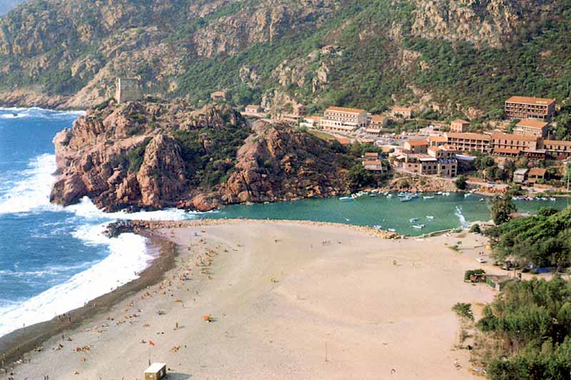 La plage, le rio et son petit port dans l'embouchure