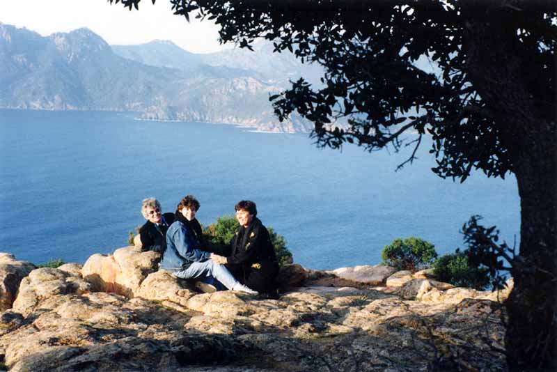Dans les Calanques de Piana, Jean-Paul,
                    Juliette et Monique