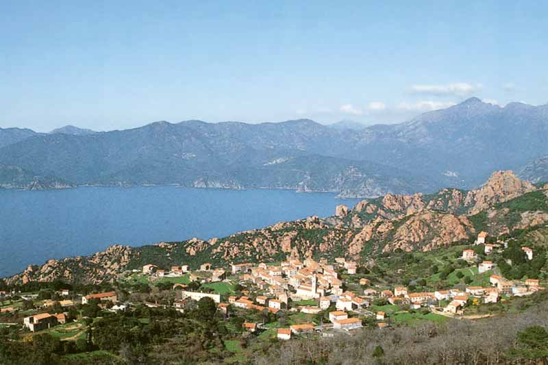 Le village de Piana et les Calanques en arrière