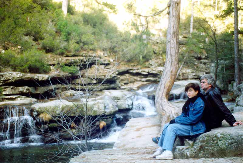 Jean-Paul et Juliette devant une cascade dans la
                  forêt dAïtone