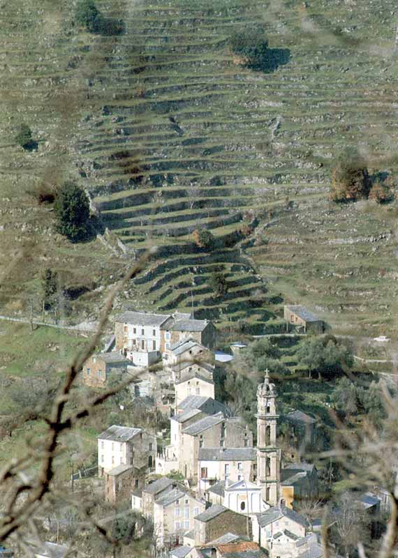 village-de-montagne-sur-route-de-Corte