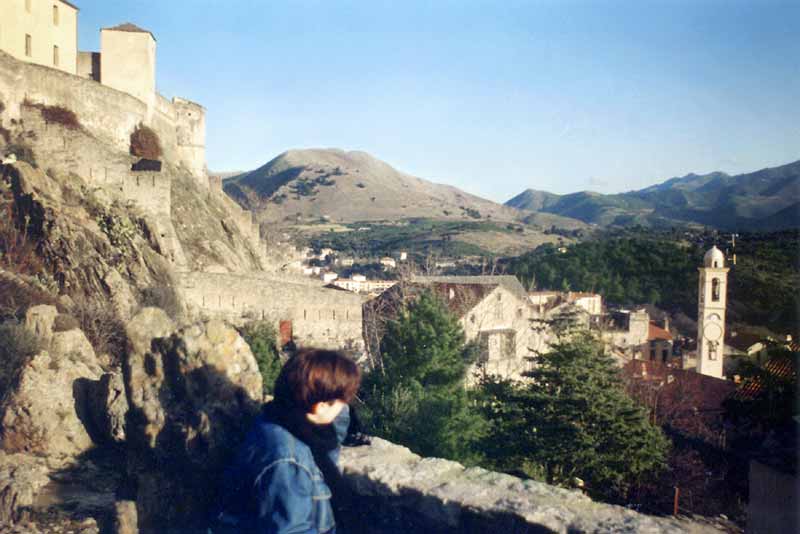 Corte : sous la citadelle, Juliette regarde la
                  ville
