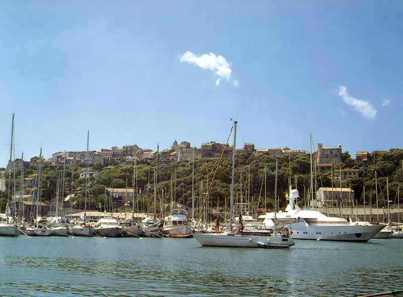 Porto-Vecchio : la vieille ville depuis le
                  mouillage des yachts