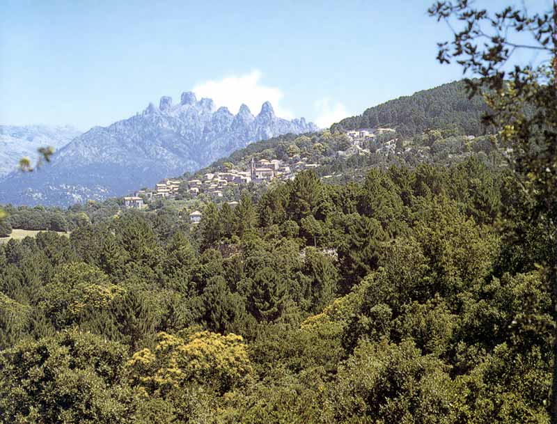 Le
                  village de Zonza et les aiguilles de Bavedda