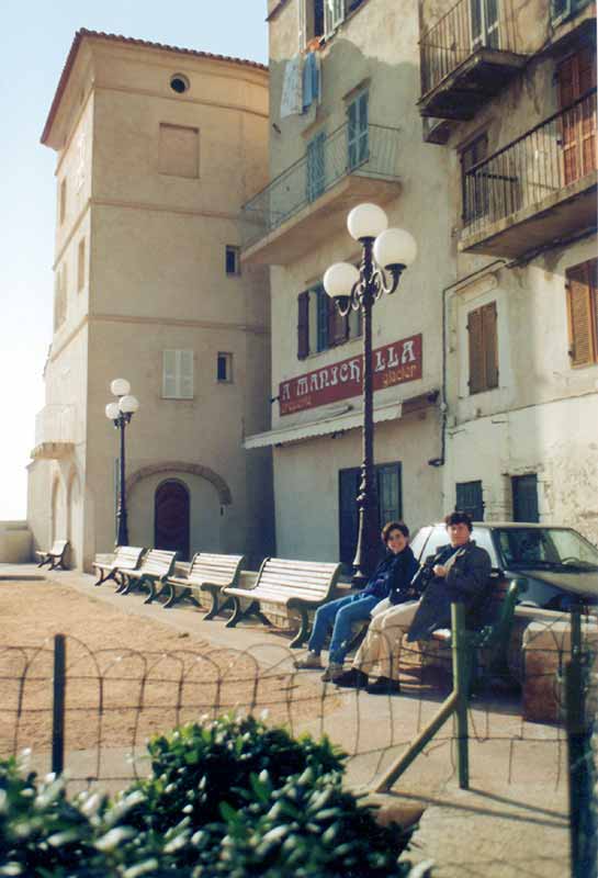 Bonifaccio-Juliette-&-Monique-place-du-Marche