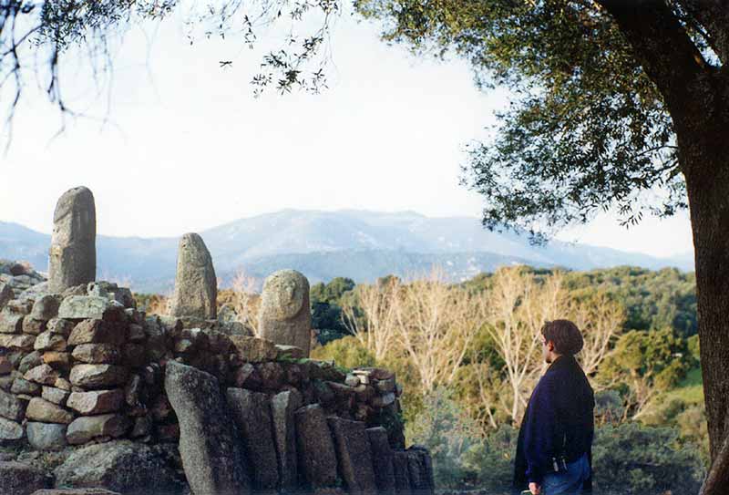 Filitosa-Juliette-devant-Le-Temple