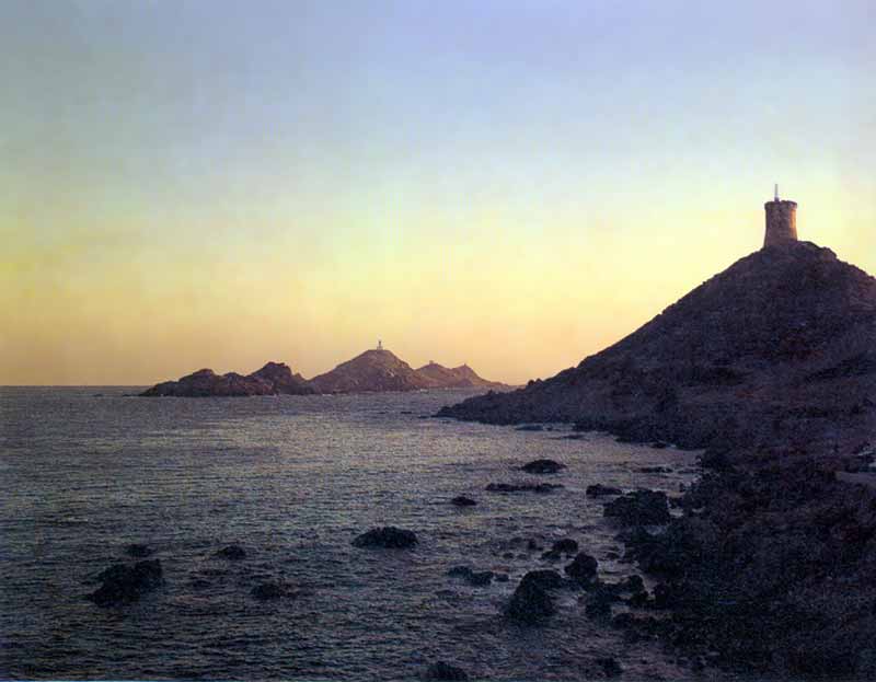 Au-delà de la Tour gênoise, les Îles
                    Sanguinaires