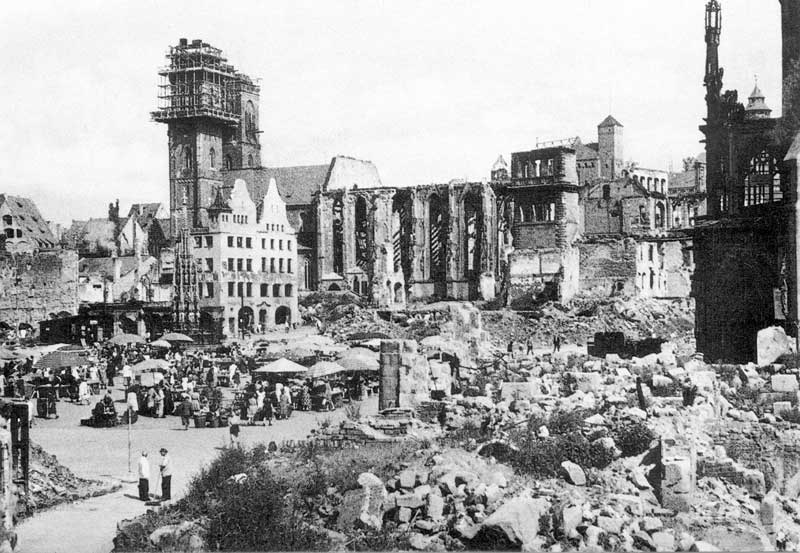 Nurnberg Hauptmarkt en 1945