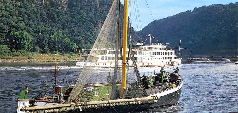 Vallée du Rhin : bateau de pêche au pied de la Loreley
