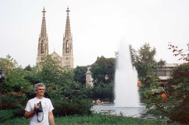 Jean-Paul devant une fontaine de Baden Baden