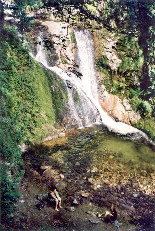 Allerheiligen-Monique-&-Juliette-devant-cascade