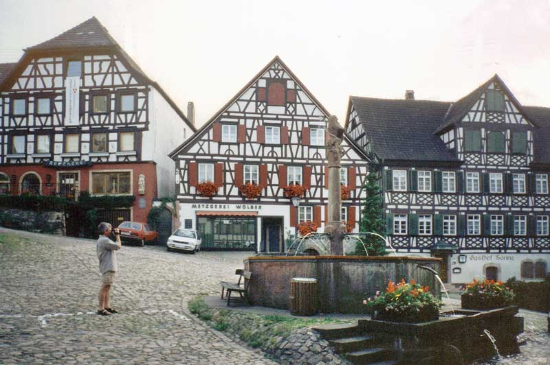 Schiltach-Jean-Paul-filme-fontaine-devant-Rathaus.
