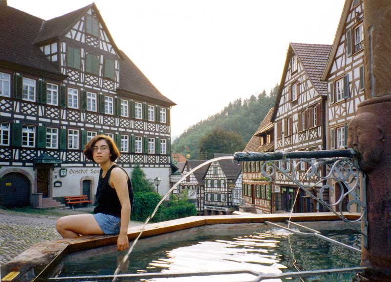 Schiltach: Juliette sur la fontaine devant le Rathaus