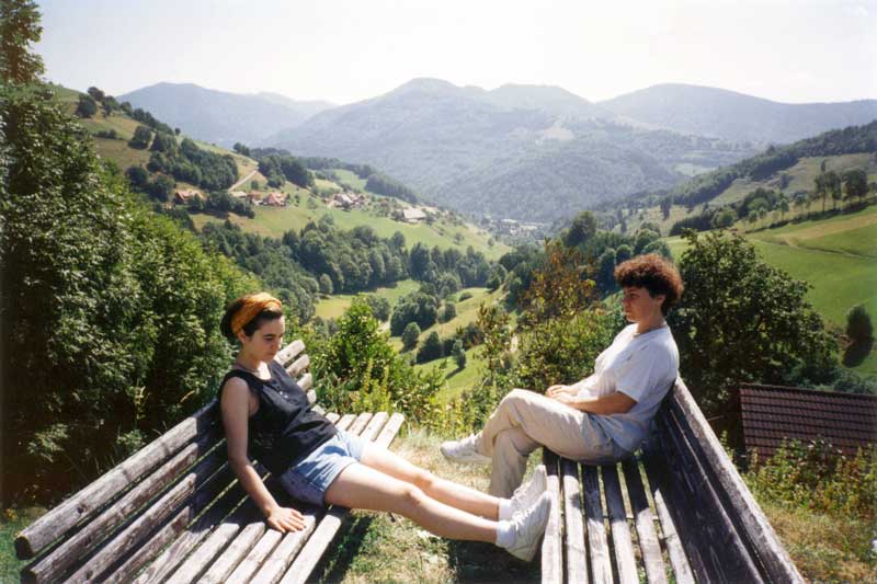 Monique-&-Juliette-devant-belvdere-sur-vallee-Shonau