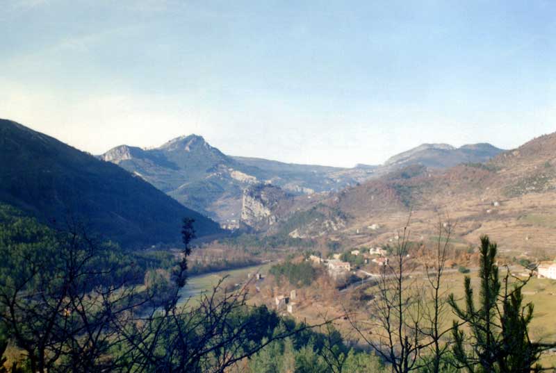 Castellane : le creux du vallon et le rocher en
                quittant vers le Sud