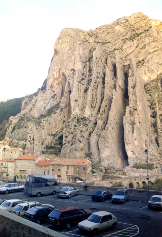 L'AIgle au pied du rocher de Sisteron