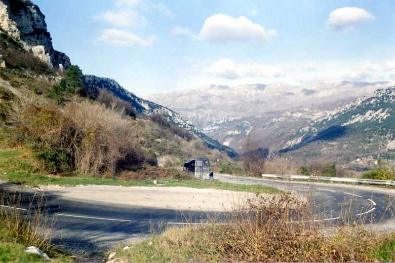 Virage à l'entrée des Gorges du loup