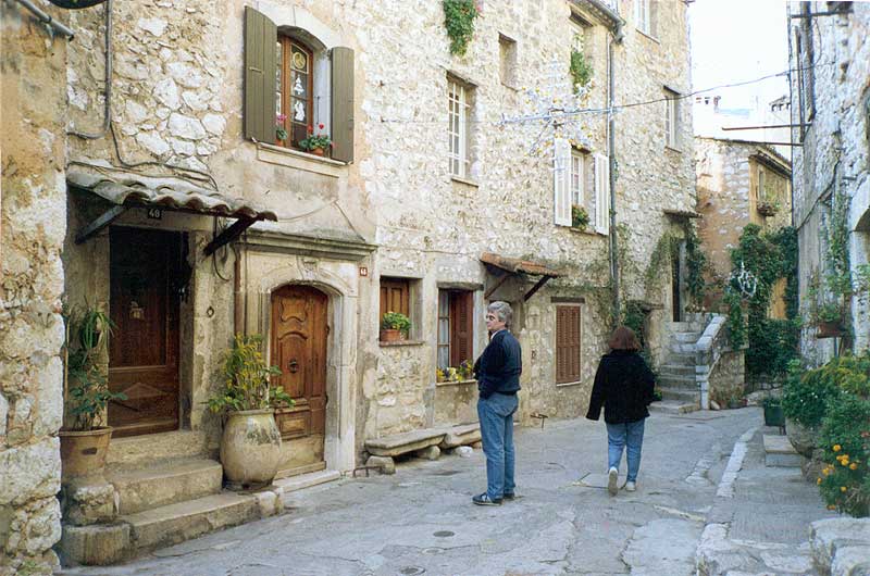 JP et Juleitte
                devant les boutiques de Tourette/Loup