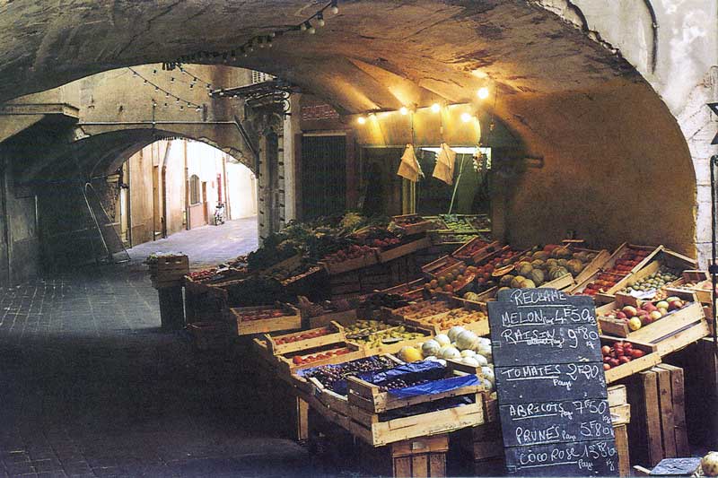 Arcade avec marchand de primeuirs