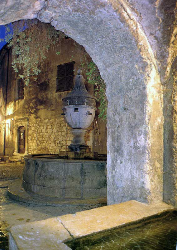 St-Paul fontaine le soir