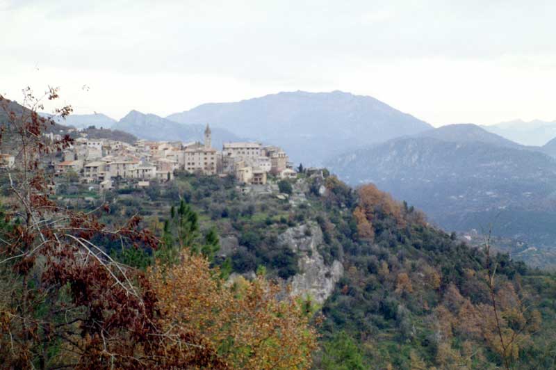 Le Broc accroché à
                la colline