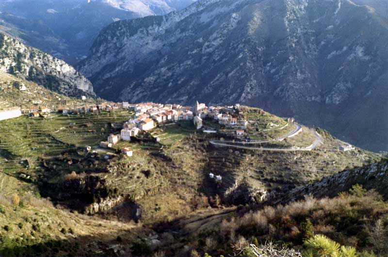 Vue plongeante sur
                Utelle