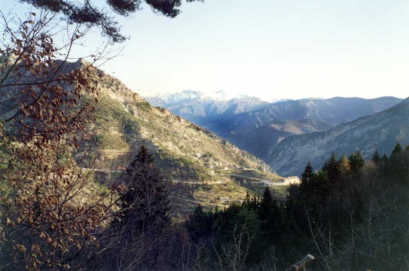 La petite route à flanc de montagne
