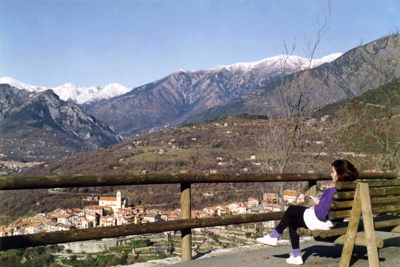 Juliette admire le panorama sur La Bollène-Vésubie