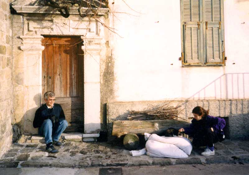 JP et Juliette devant le presbytère de Luceram