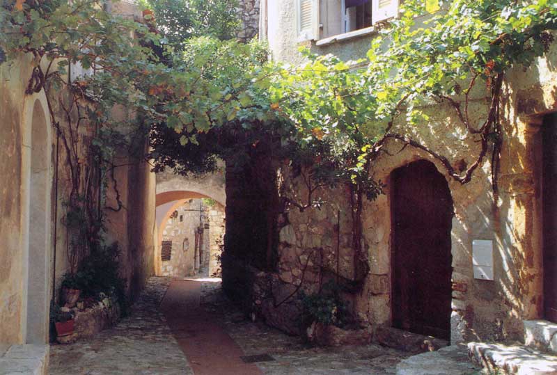 Dans les
                  ruelles d'Èze